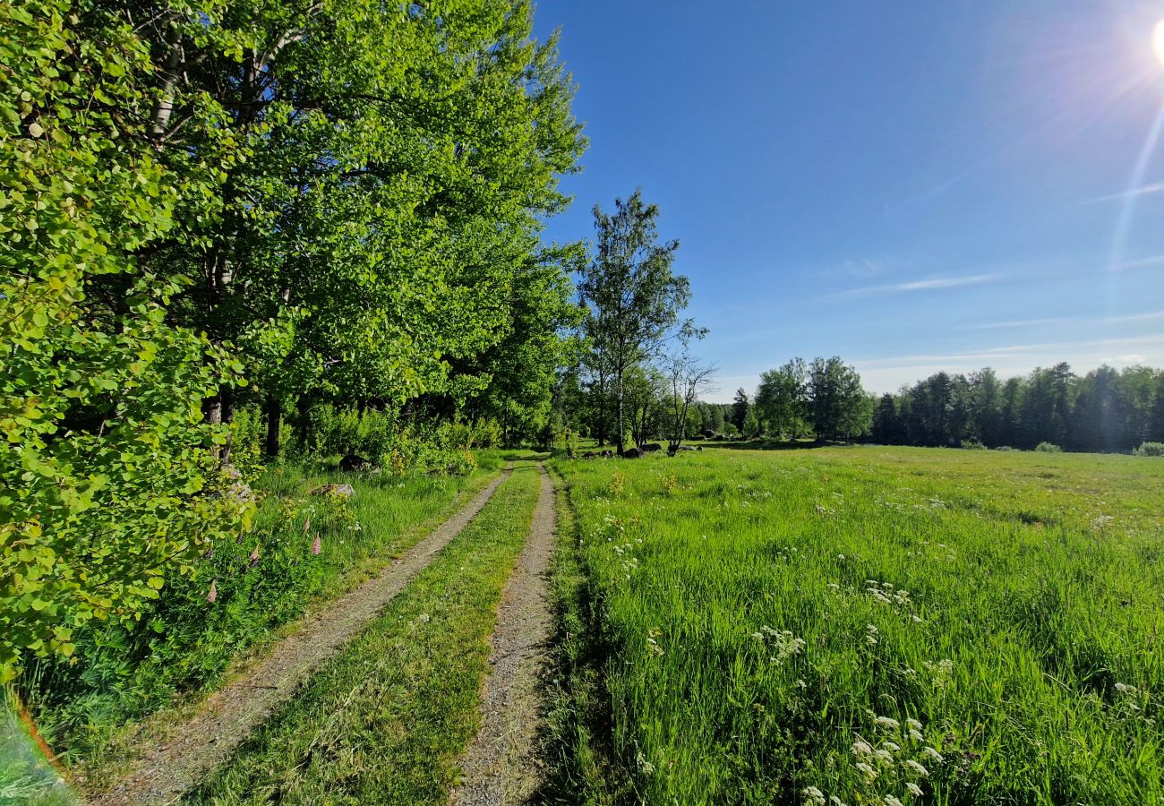 Stuga i Kolsva - Stuga vid sjö med egen brygga och båt