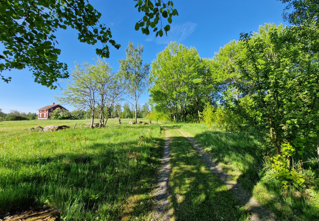 Stuga i Kolsva - Stuga vid sjö med egen brygga och båt