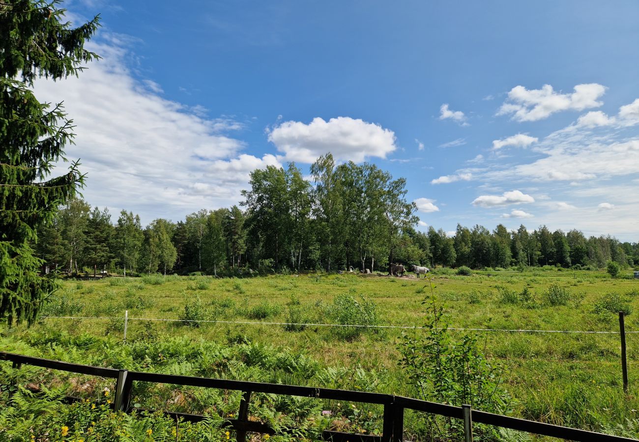 Stuga i Kolsva - Stuga vid sjö med egen brygga och båt