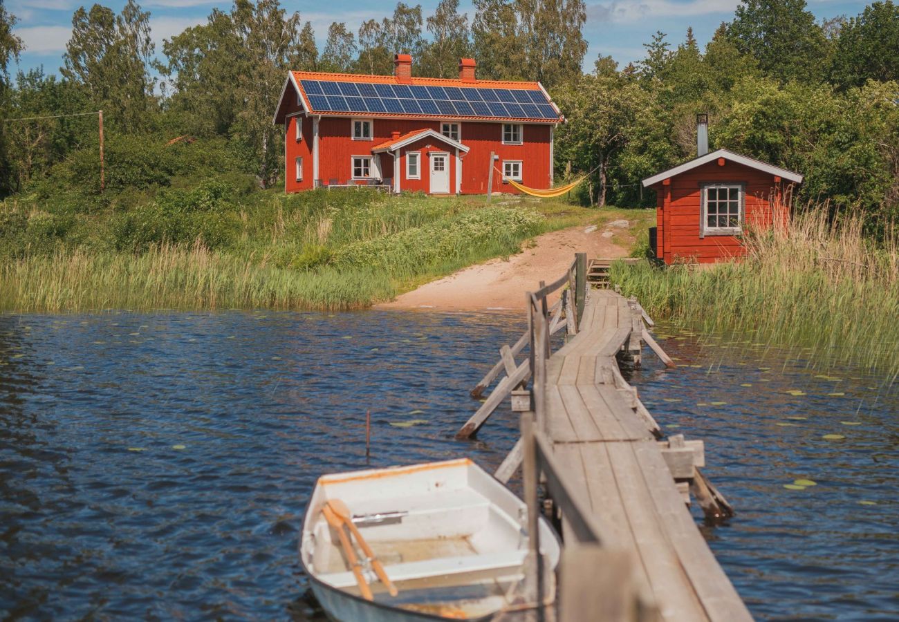 Stuga i Gränna - Semesterhus på sjötomt med egen badplats, brygga och bastu