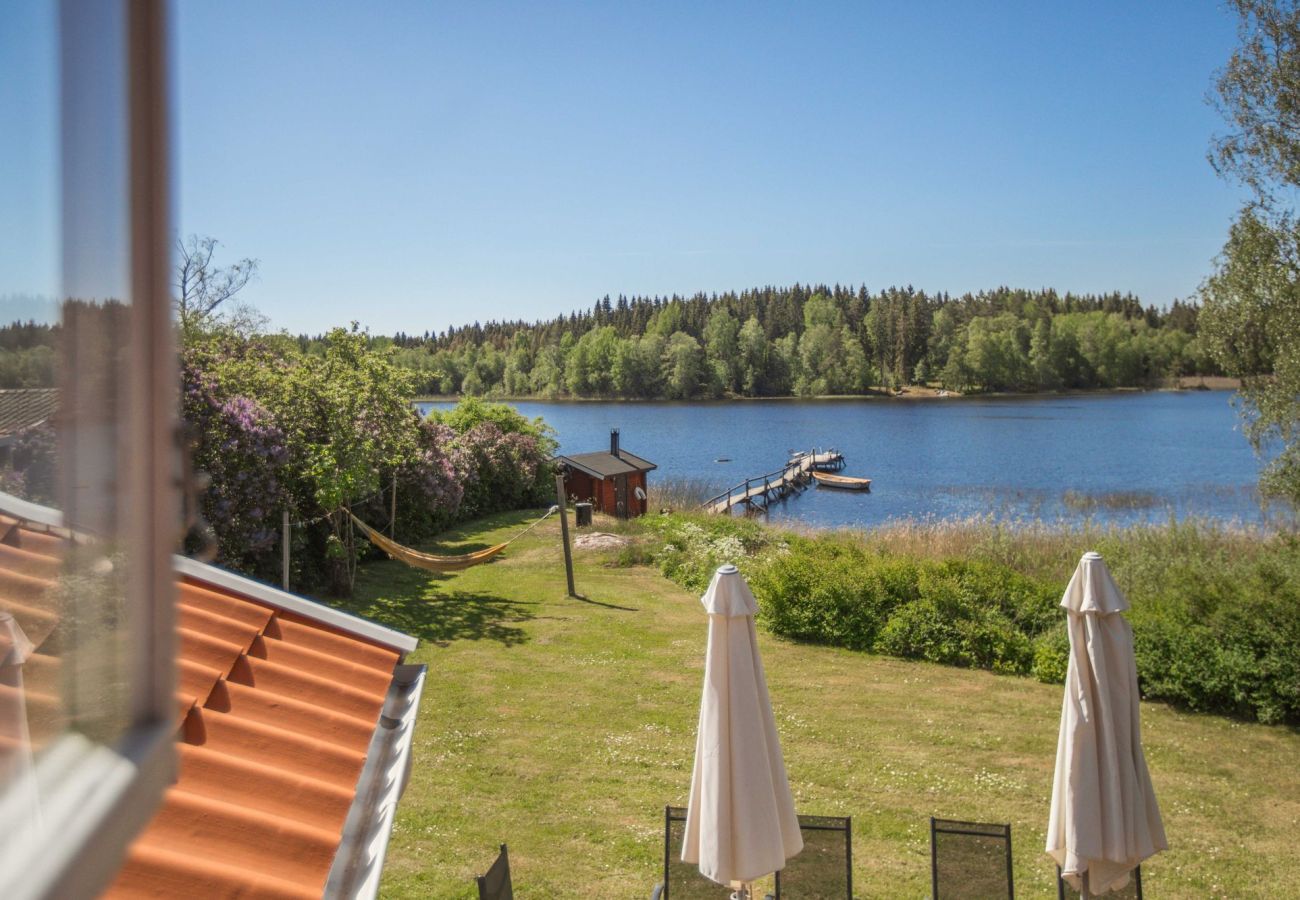 Stuga i Gränna - Semesterhus på sjötomt med egen badplats, brygga och bastu