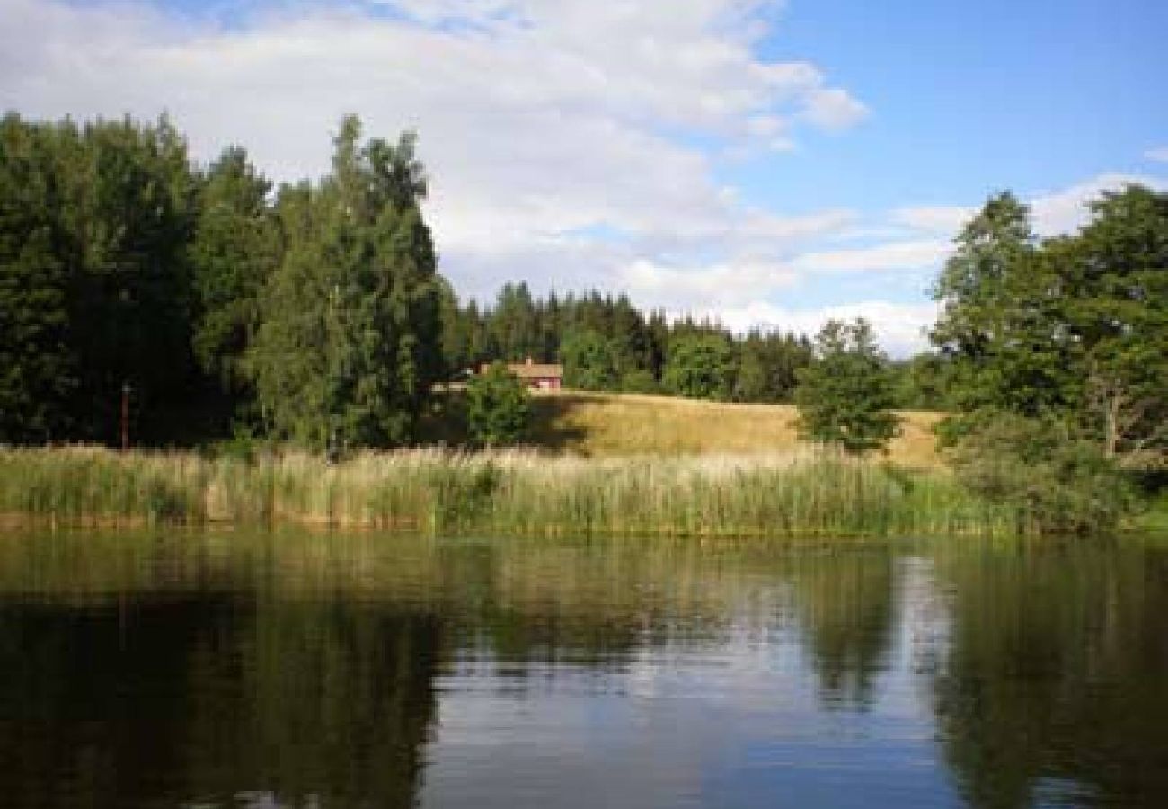 Stuga i Stjärnhov - Avskilt vid en idyllisk skogssjö