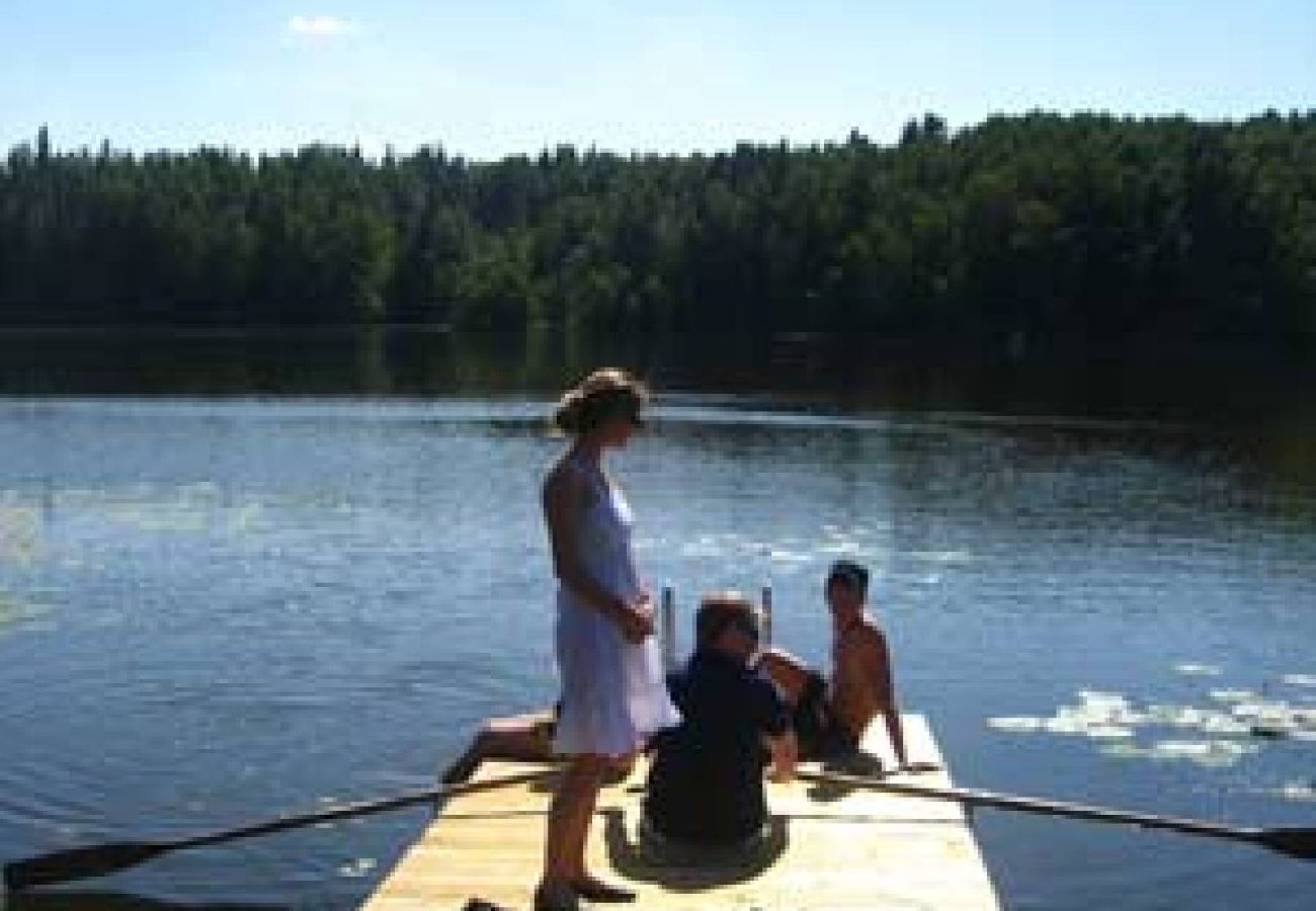 Stuga i Stjärnhov - Avskilt vid en idyllisk skogssjö