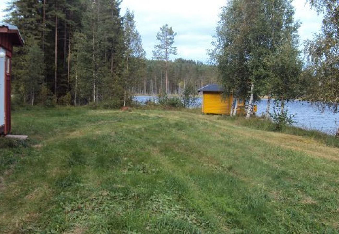 Stuga i Kopparberg - Ministuga vid en damm i Bergslagen