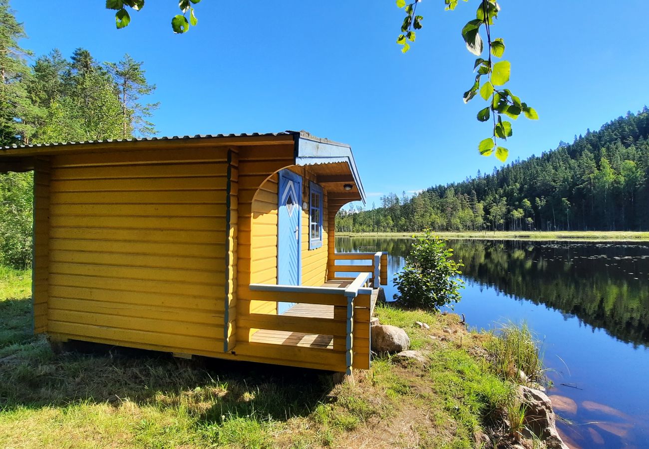 Stuga i Kopparberg - Ministuga vid en damm i Bergslagen