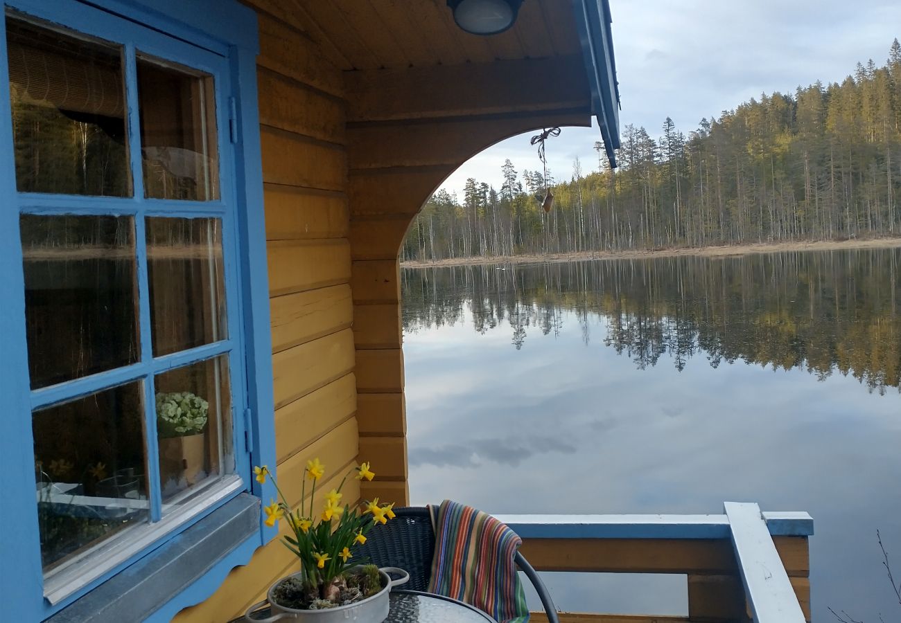 Stuga i Kopparberg - Ministuga vid en damm i Bergslagen