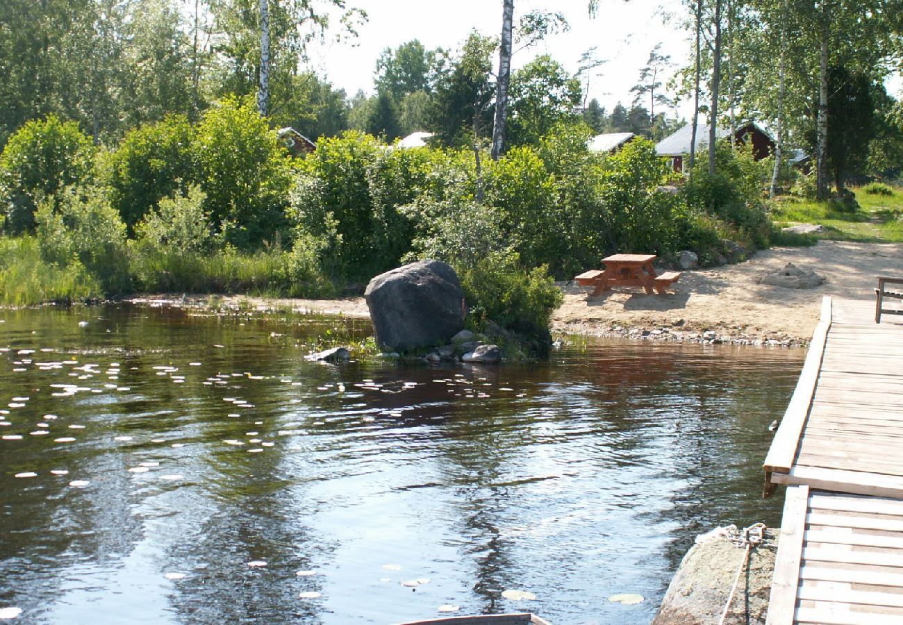 Stuga i Väckelsång - Stort bekvämt fritidshus med privat pool, motorbåt och sjöutsikt