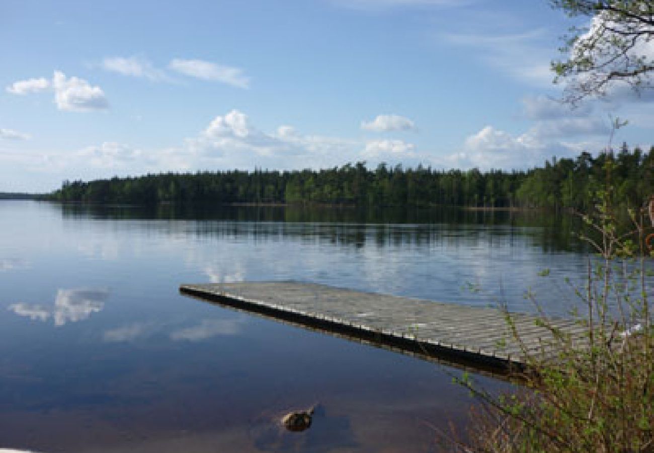 Stuga i Norrhult - Rödvitt stuga på landsbygden i Småland