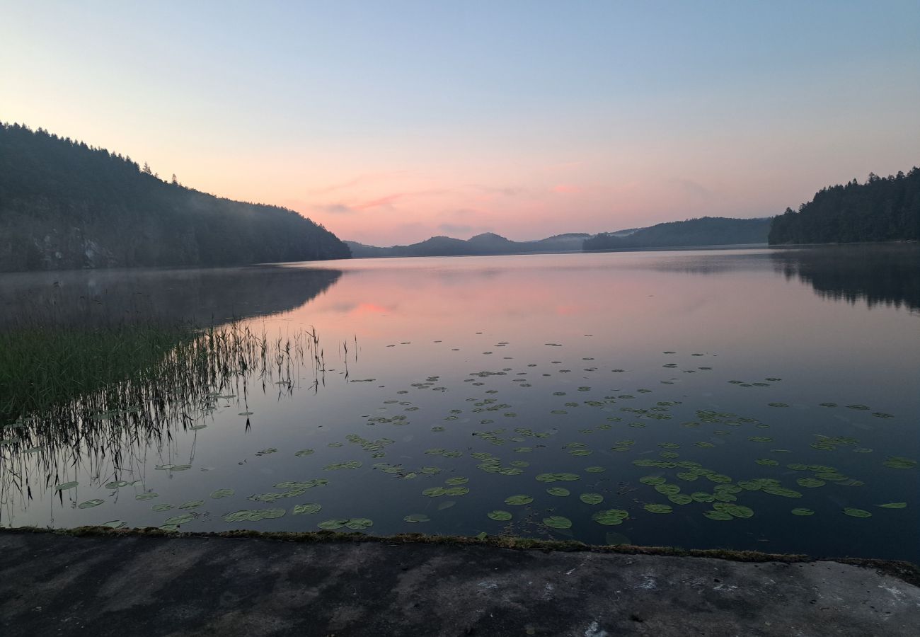 Stuga i Veddige - Stort och sjönära fritidshus i utkanten av skogen 