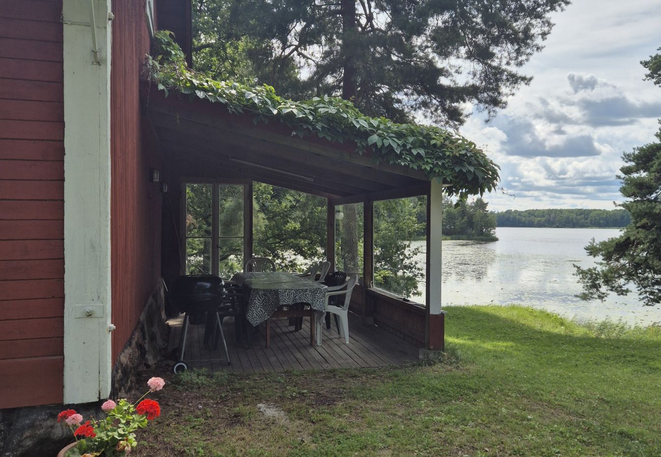 Stuga i Rimbo - Semester vid sjön med betande hästar som grannar