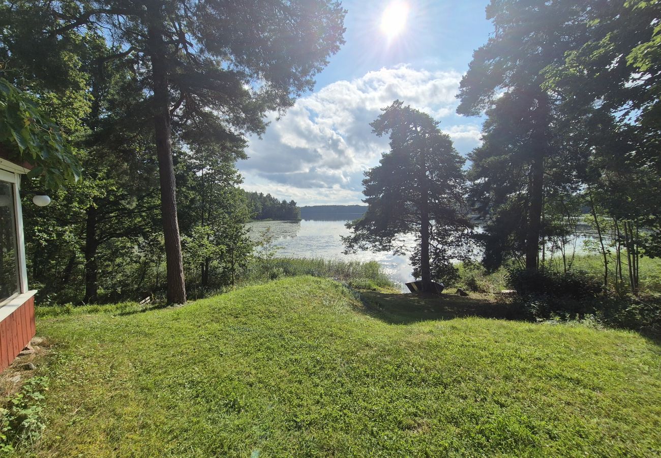 Stuga i Rimbo - Semester vid sjön med betande hästar som grannar