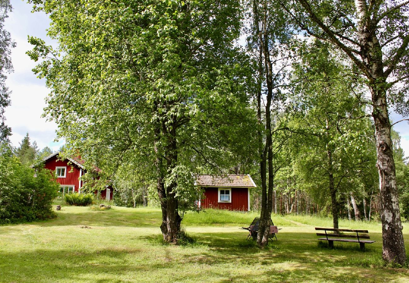 Stuga i Sävsjöström - Semester i avskilt läge mitt i skogen med bastu och kanot