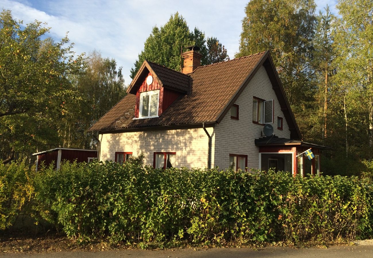 Stuga i Rosenfors - Semesterhus i småländska Rosenfors