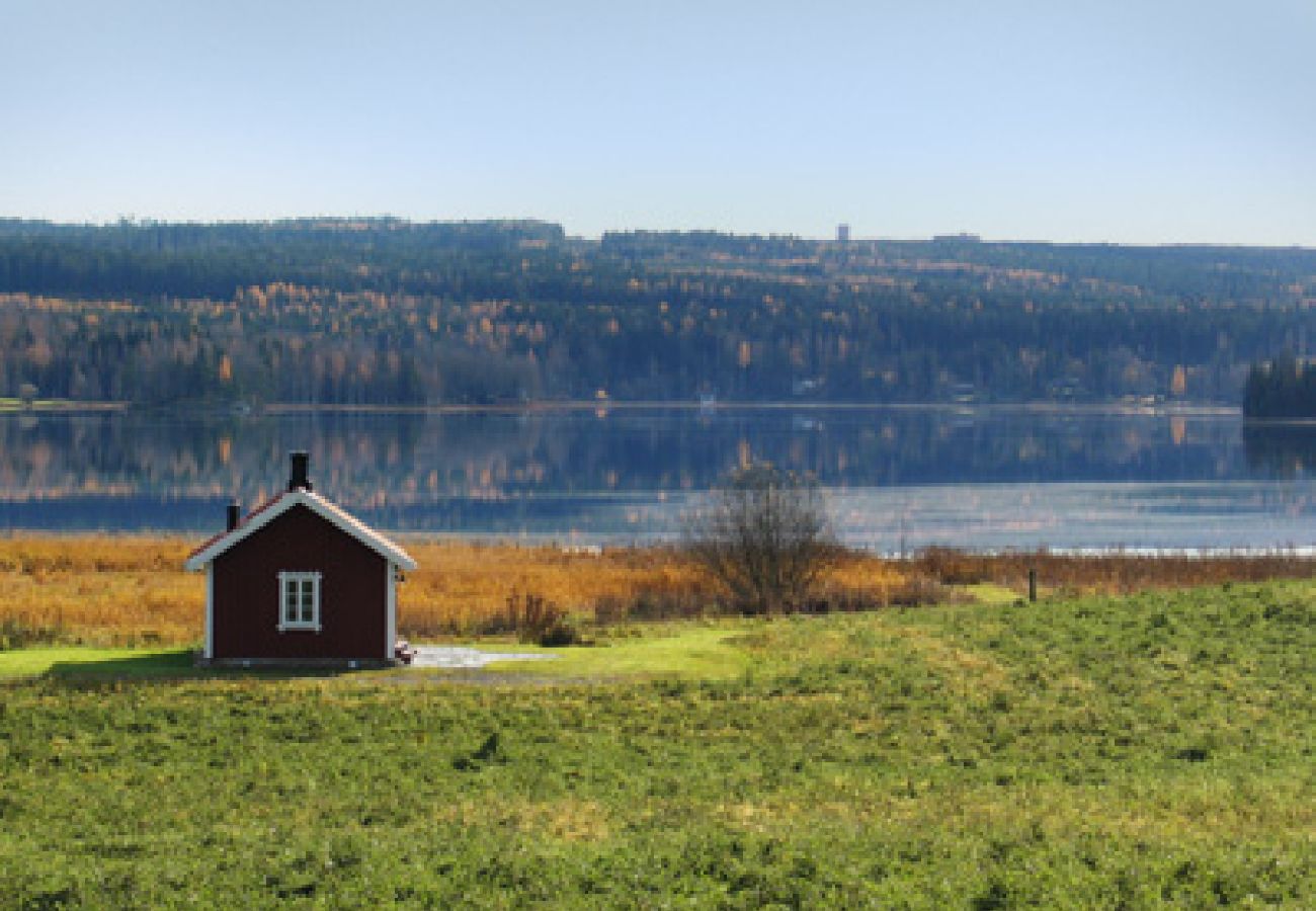 Stuga i Kopparberg - Helrenoverad smedja vid sjön