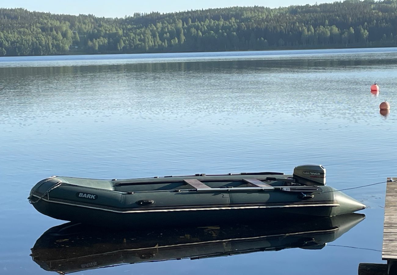 Stuga i Gustavsfors - Stuga med sjöutsikt vid sjön Lelången med båt