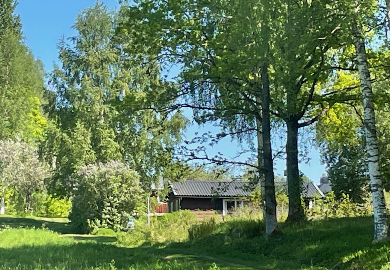 Stuga i Gustavsfors - Stuga med sjöutsikt vid sjön Lelången med båt