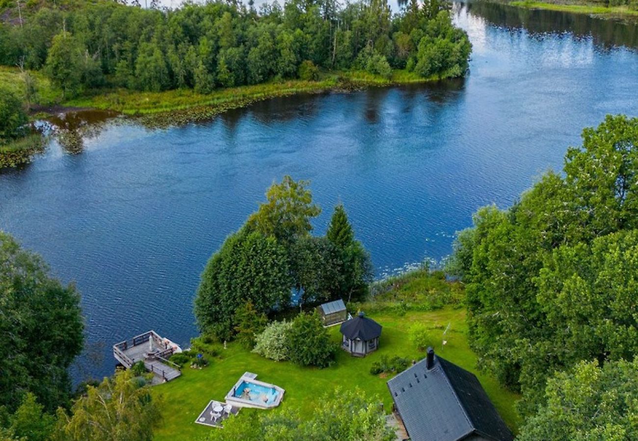 Stuga i Kil - Fin stuga vid vattnet i Alaska-liknande natur