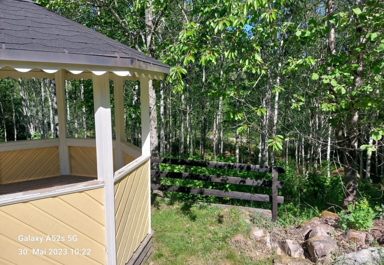 Stuga i Vena - Idylliskt lantligt avskilt läge med närhet till sjön Ver