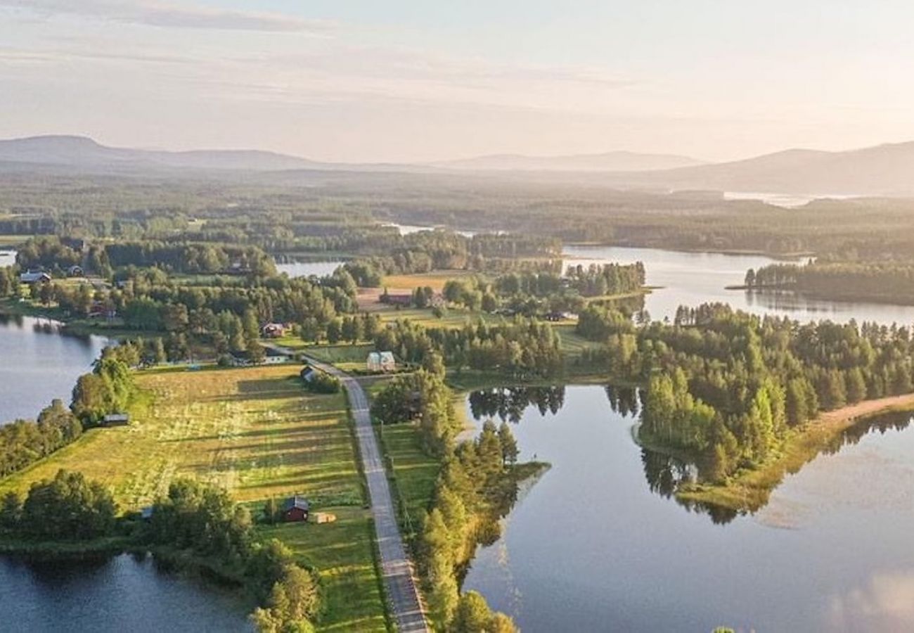 Stuga i Gargnäs - Mysig stuga vid sjön i Lappland