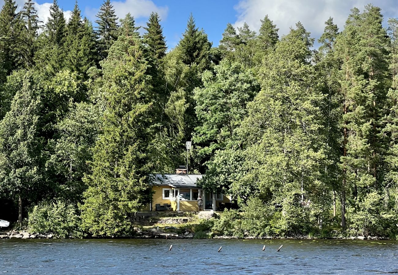 Stuga i Vena - Drömsemester vid sjön i Småland med bastu, badtunna och båt