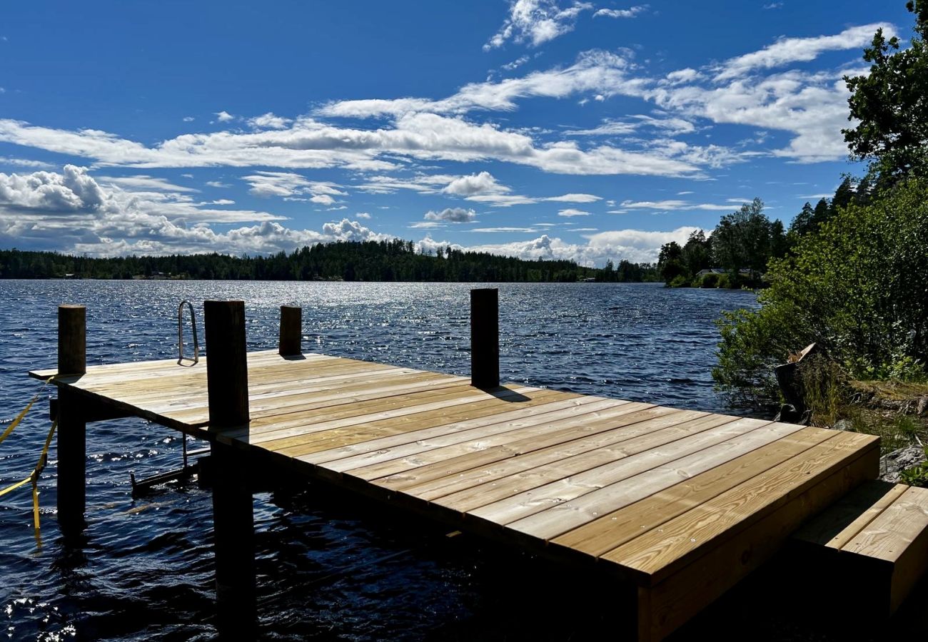 Stuga i Vena - Drömsemester vid sjön i Småland med bastu, badtunna och båt