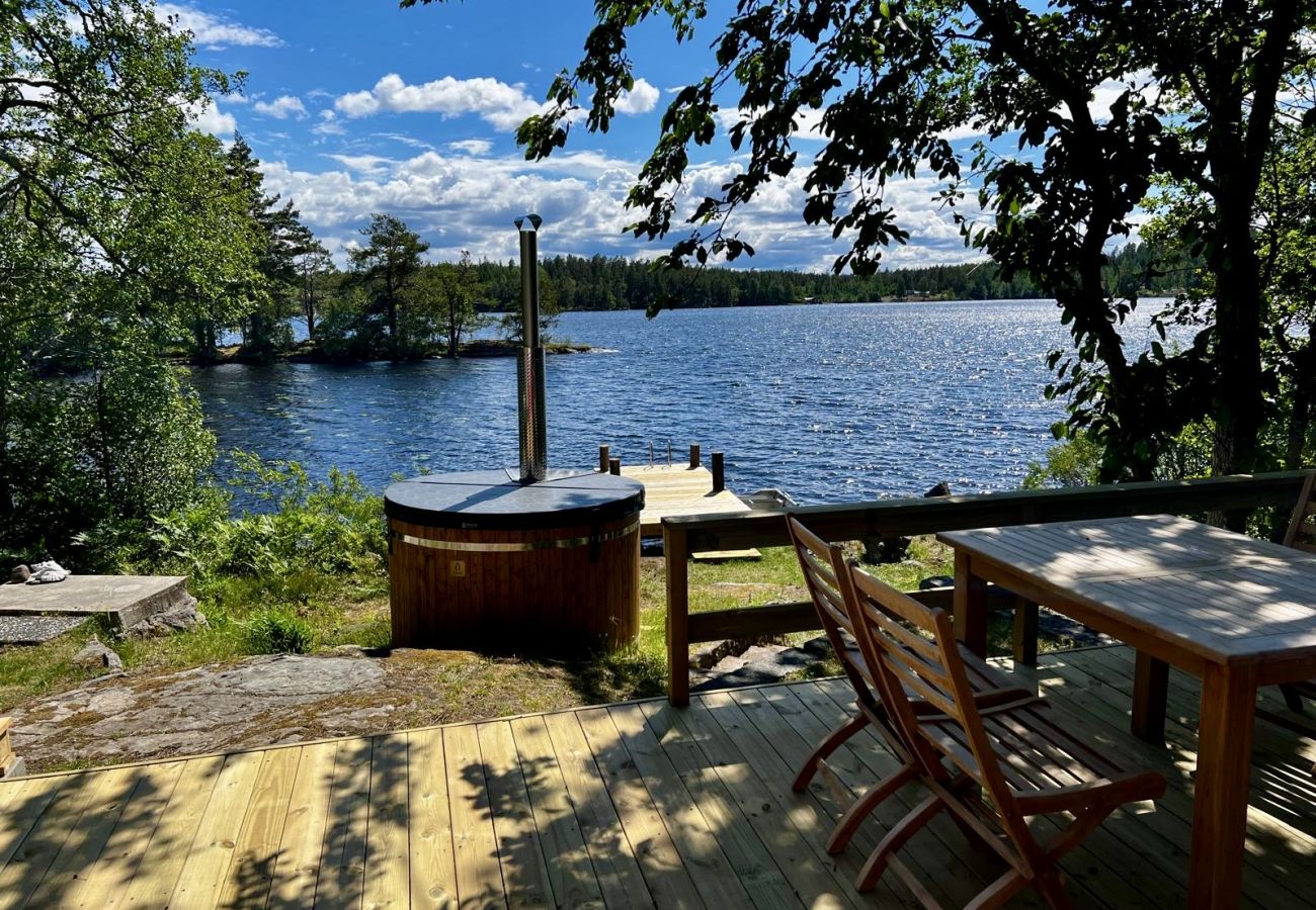 Stuga i Vena - Drömsemester vid sjön i Småland med bastu, badtunna och båt