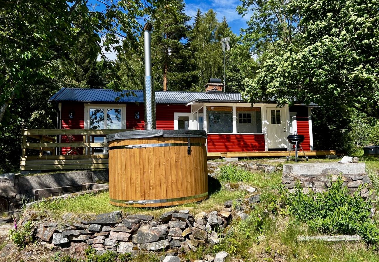 Stuga i Vena - Drömsemester vid sjön i Småland med bastu, badtunna och båt