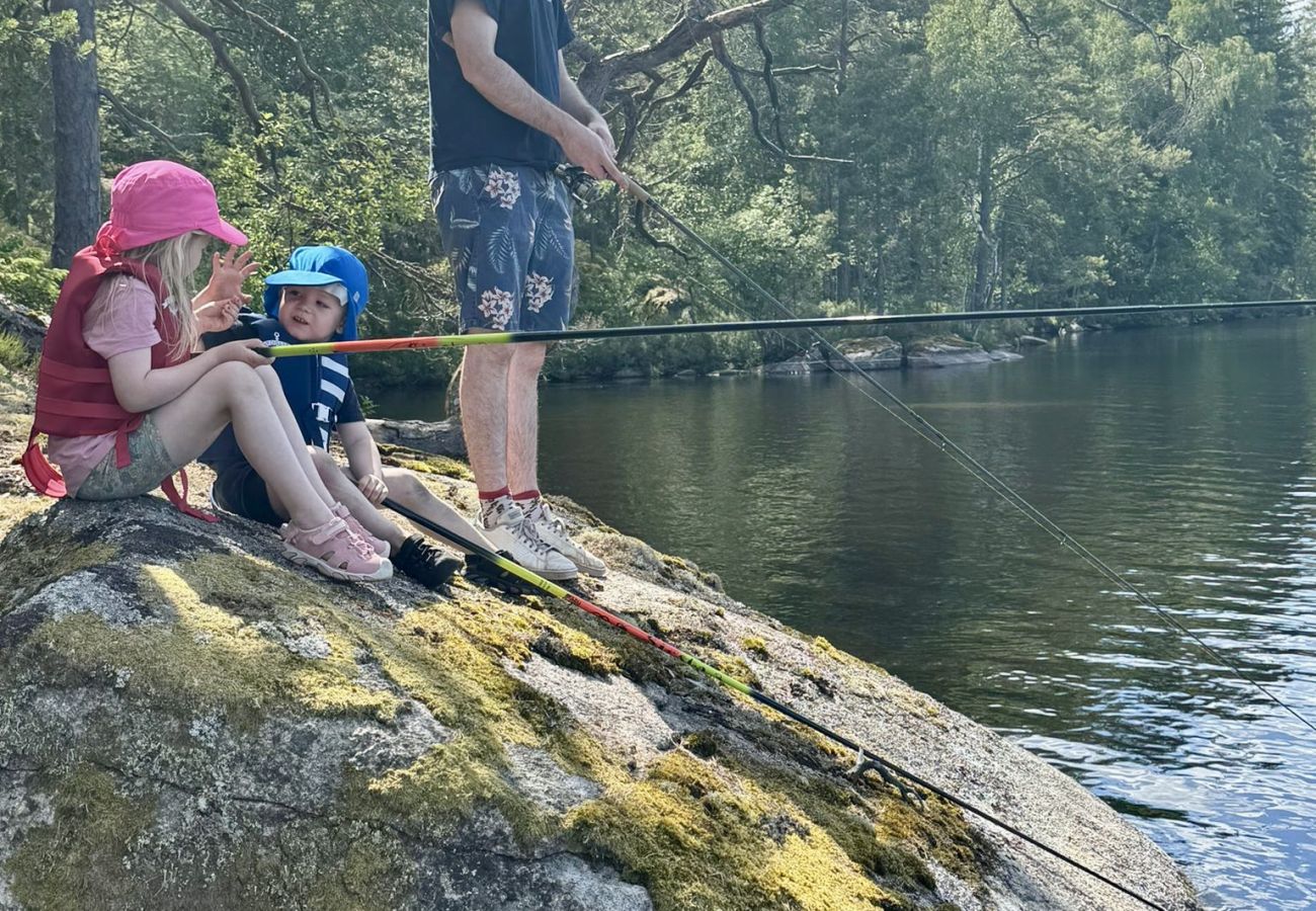 Stuga i Vena - Drömsemester vid sjön i Småland med bastu, badtunna och båt