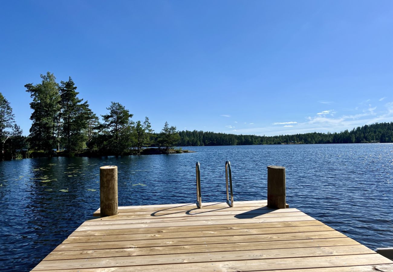 Stuga i Vena - Drömsemester vid sjön i Småland med bastu, badtunna och båt