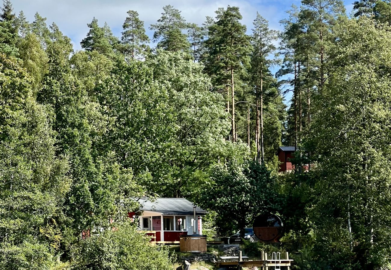 Stuga i Vena - Drömsemester vid sjön i Småland med bastu, badtunna och båt