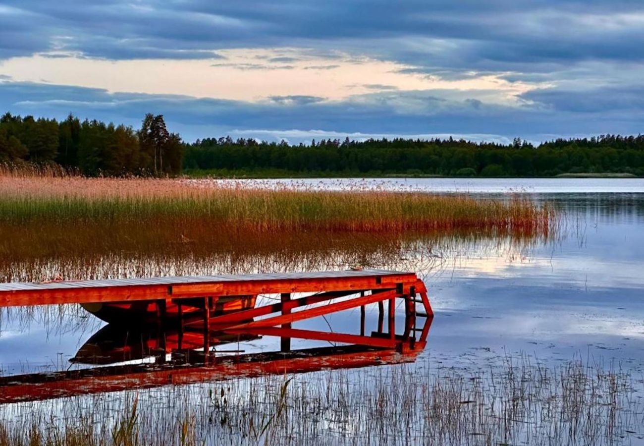 Stuga i Tävelsås - Komfortstuga precis vid sjön med egen badplats och båt