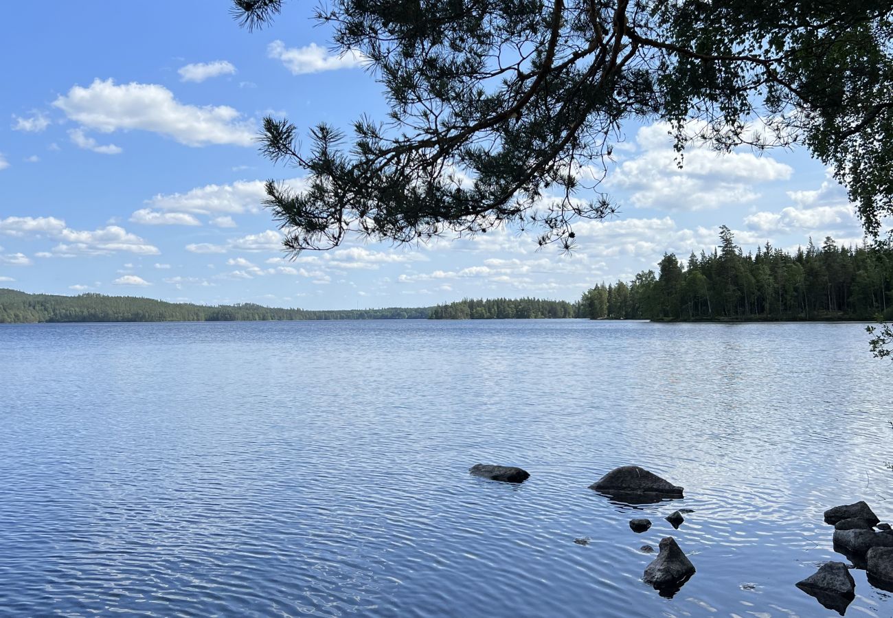 Stuga i Norrhult - Fint fritidshus i det småländska glasriket med egen båt