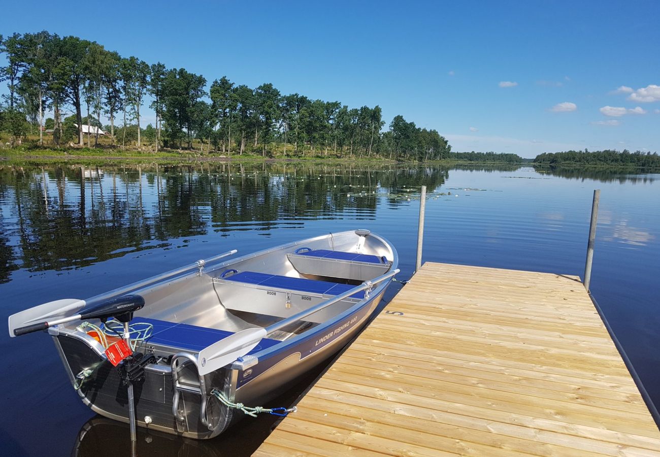 Stuga i Väckelsång - Drömläge vid sjön med pool, internet och motorbåt