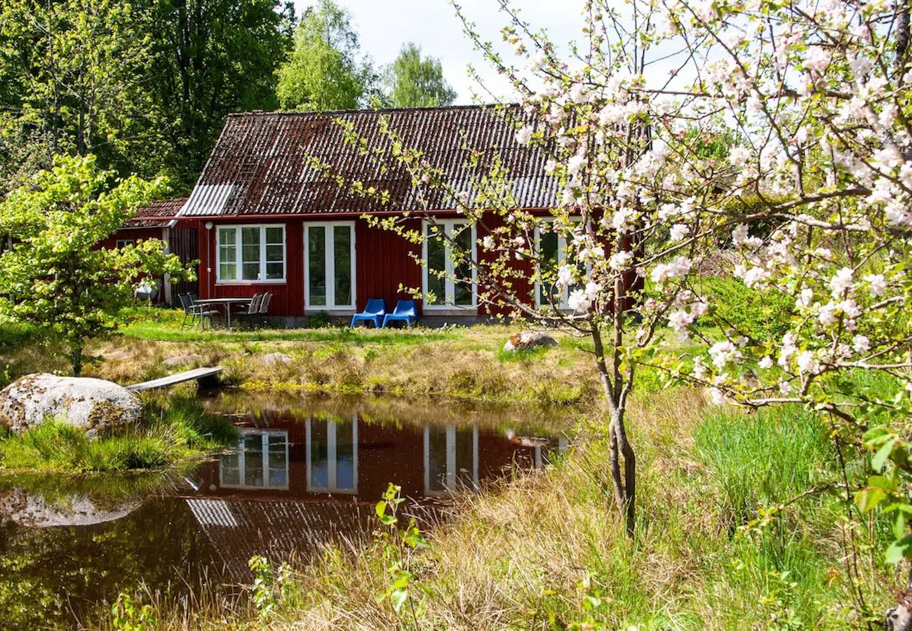 Stuga i Ljungby - Mysig stuga nära sjön med egen damm, bastu, kanot och internet