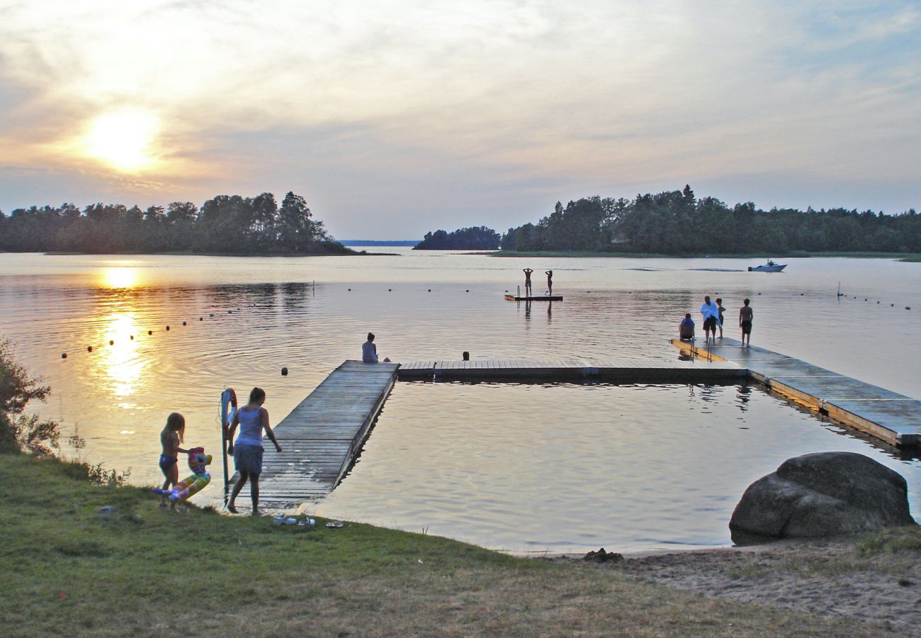 Stuga i Ljungby - Mysig stuga nära sjön med egen damm, bastu, kanot och internet