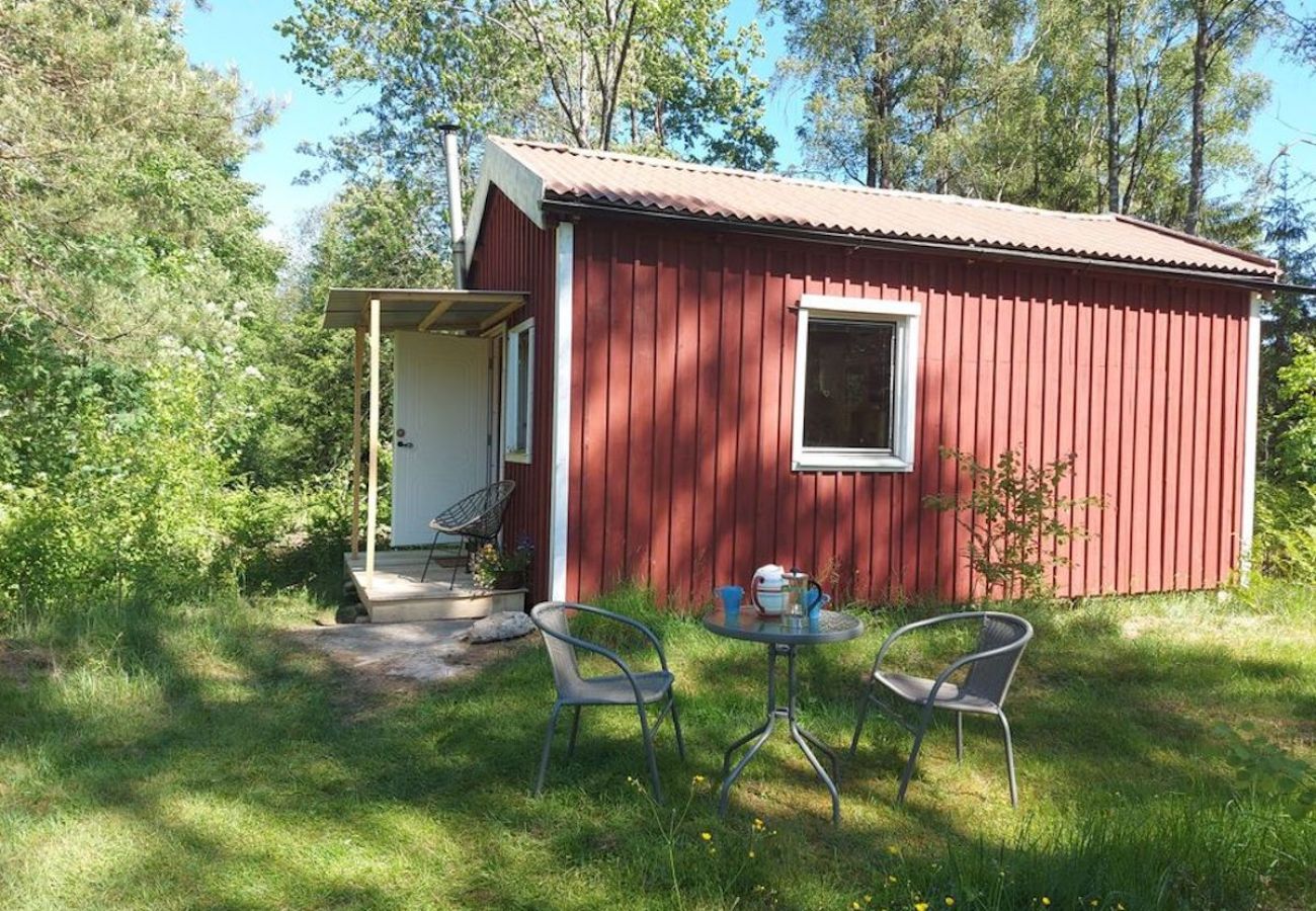 Stuga i Torestorp - Natursemester i Sveriges sydligaste vildmark, omgiven av skog och sjö.