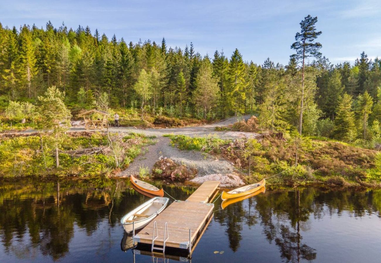 Stuga i Bäckefors - Stor semestervilla i skogen nära sjön i fantastisk natur