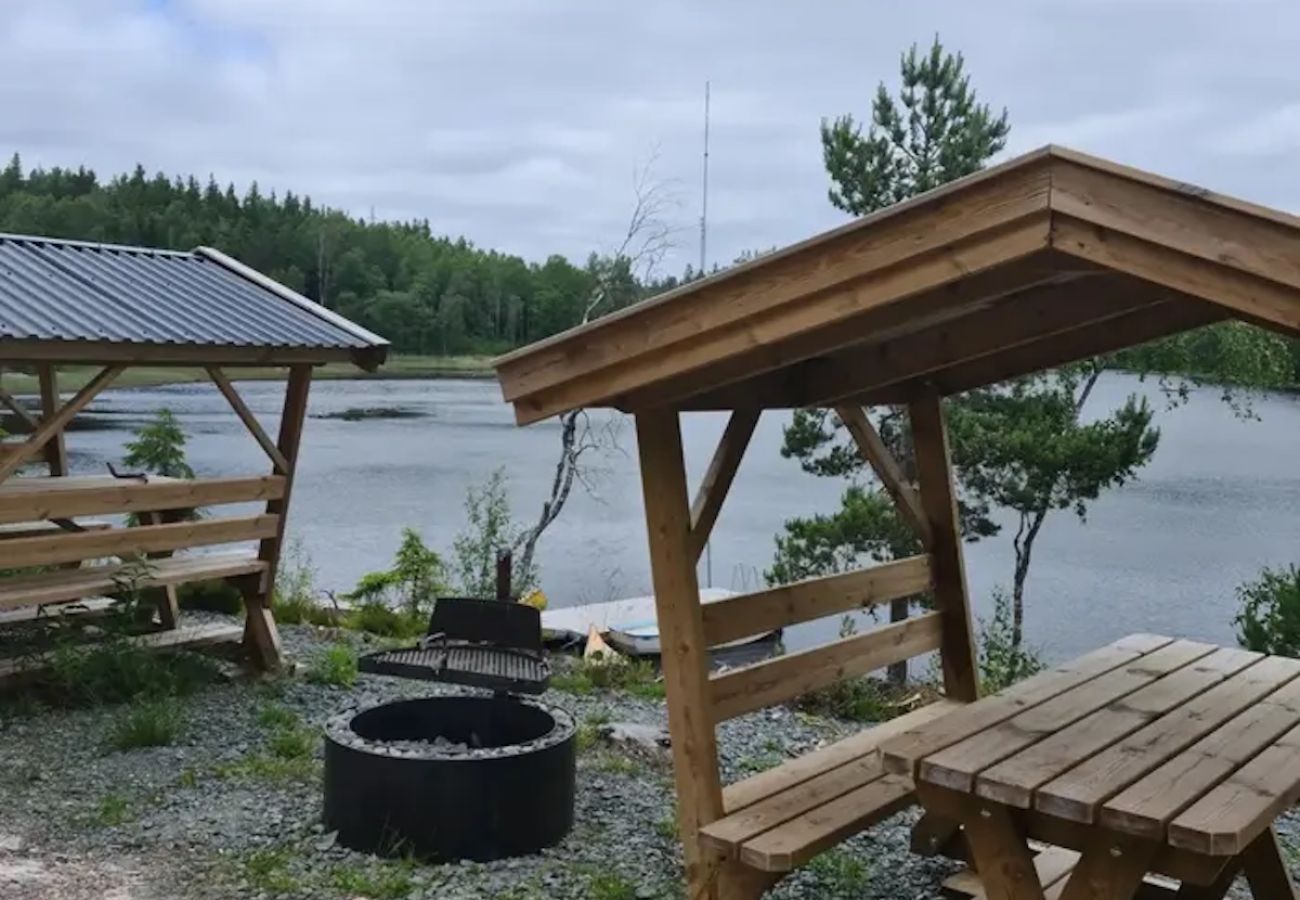 Stuga i Bäckefors - Modernt fritidshus med sjöblick, wifi och fantastiskt omgivning