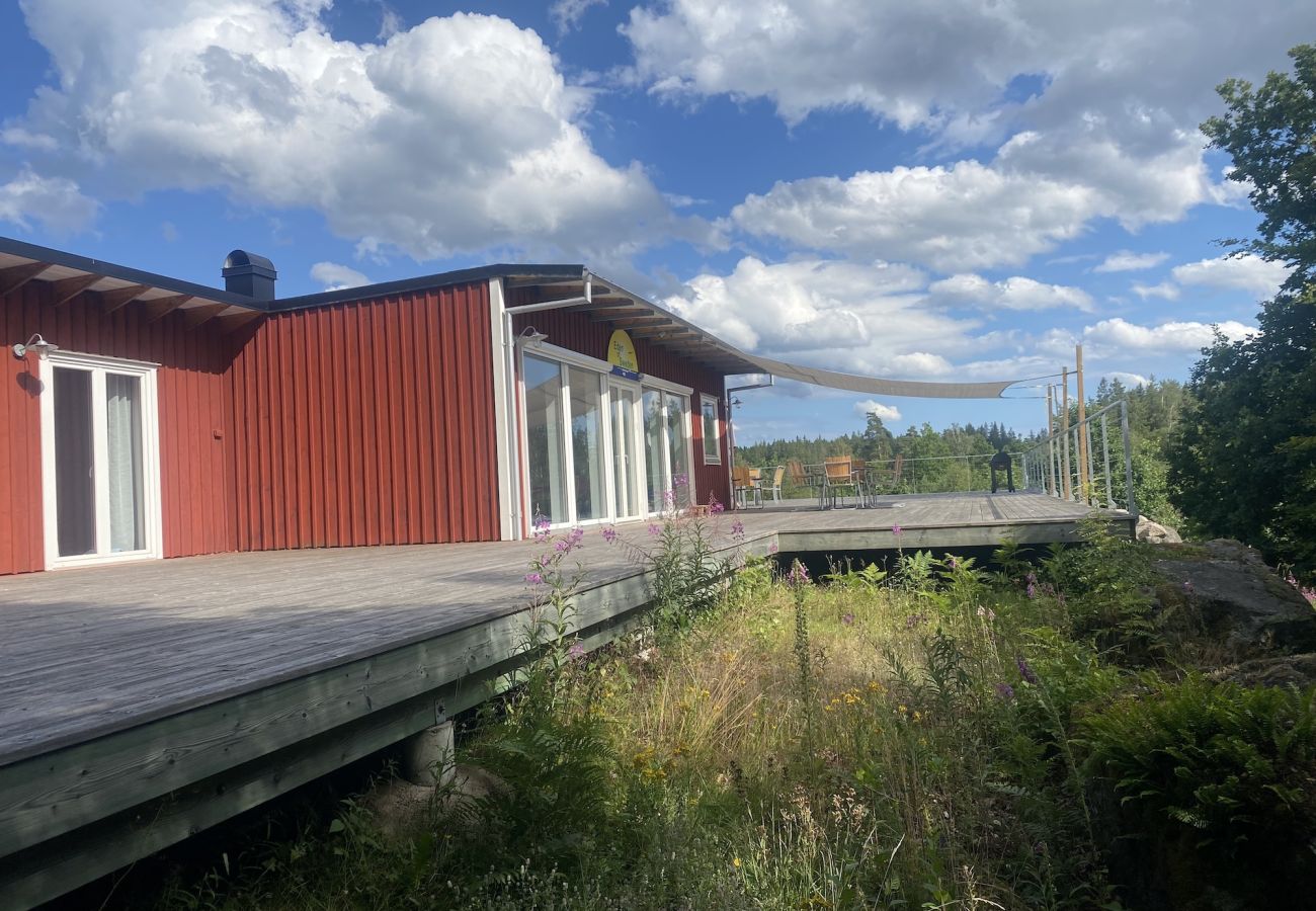 Stuga i Vissefjärda - Stort modernt semesterhus mitt i skogen och vid sjön med en enorm altan