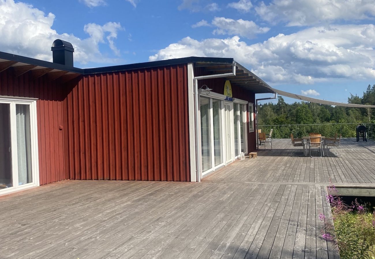 Stuga i Vissefjärda - Stort modernt semesterhus mitt i skogen och vid sjön med en enorm altan