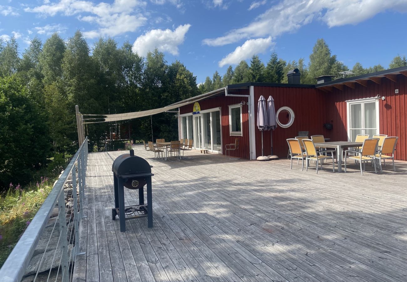 Stuga i Vissefjärda - Stort modernt semesterhus mitt i skogen och vid sjön med en enorm altan