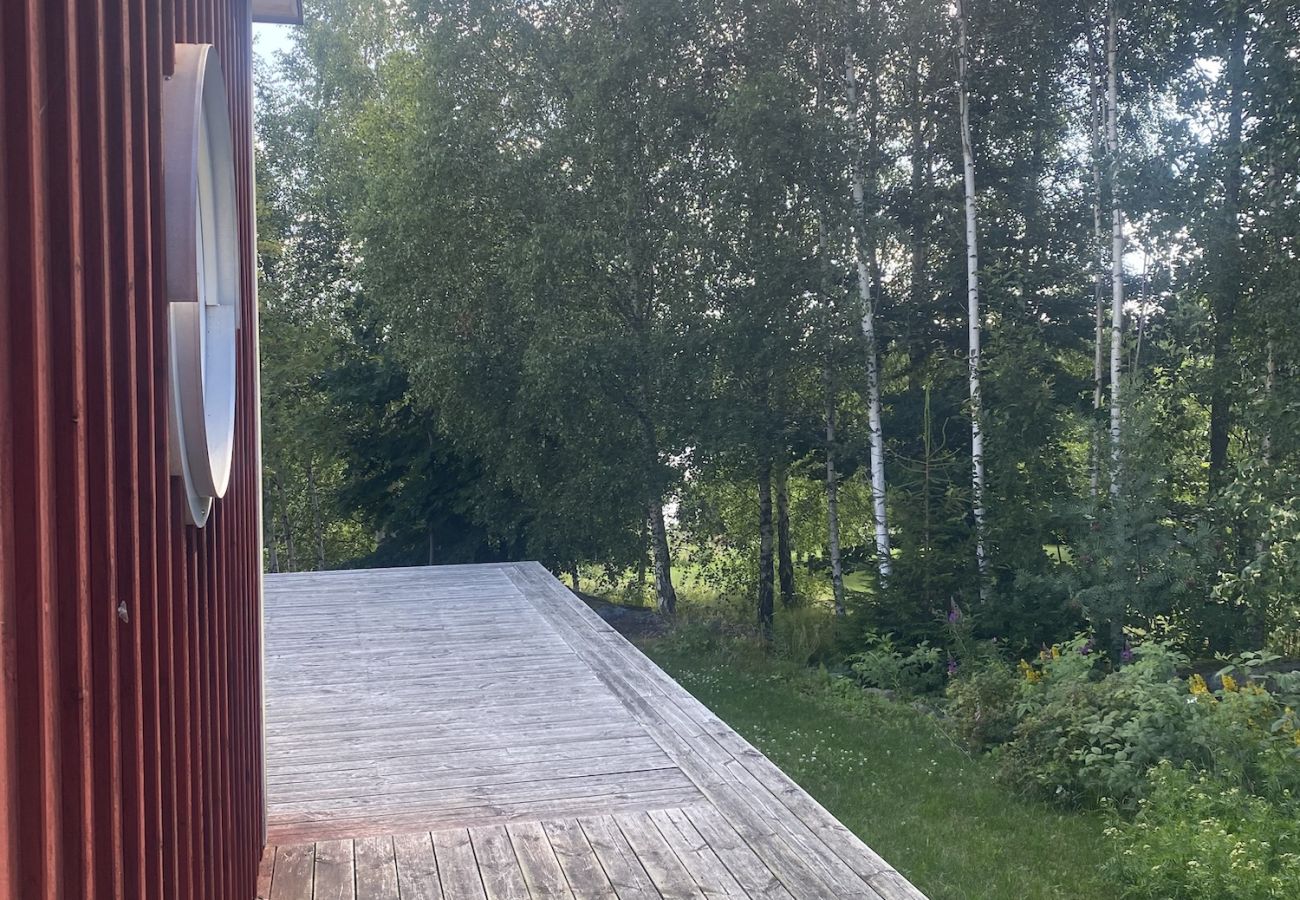 Stuga i Vissefjärda - Stort modernt semesterhus mitt i skogen och vid sjön med en enorm altan