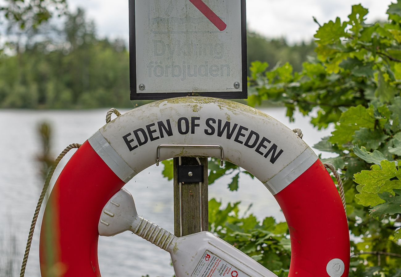 Stuga i Vissefjärda - Stort modernt semesterhus mitt i skogen och vid sjön med en enorm altan