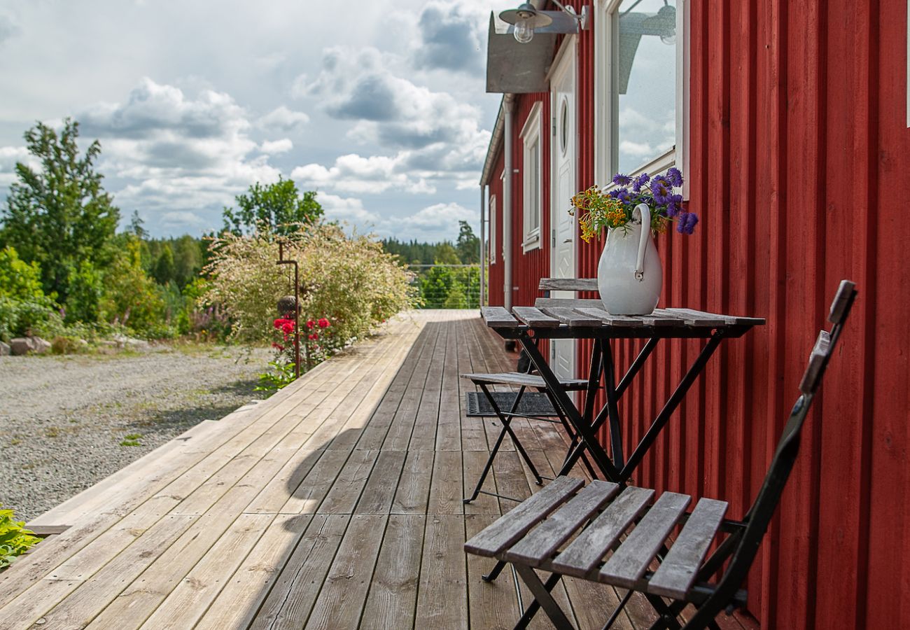 Stuga i Vissefjärda - Stort modernt semesterhus mitt i skogen och vid sjön med en enorm altan