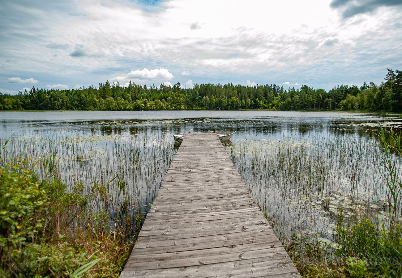 Stuga i Vissefjärda - Stort modernt semesterhus mitt i skogen och vid sjön med en enorm altan