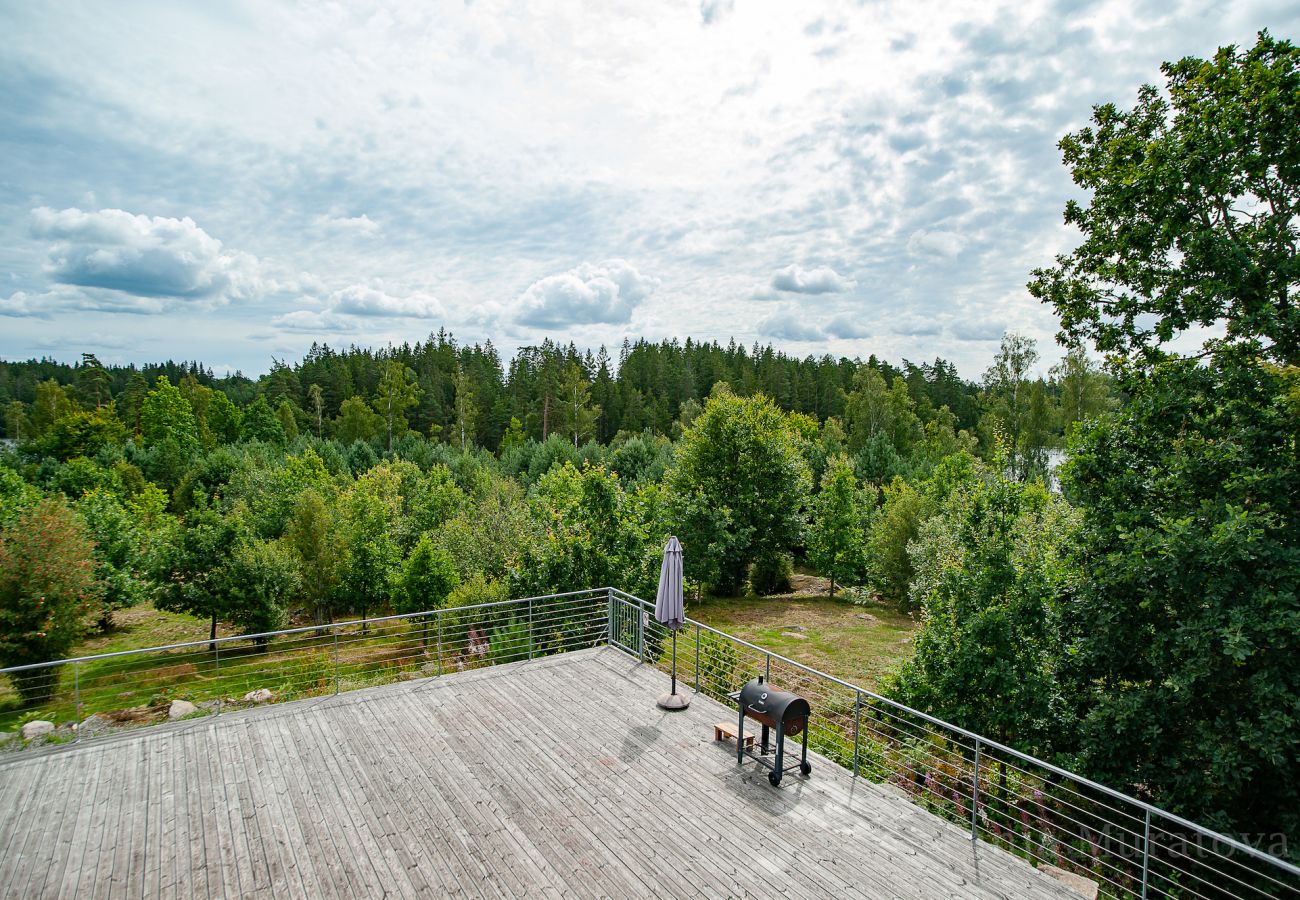 Stuga i Vissefjärda - Stort modernt semesterhus mitt i skogen och vid sjön med en enorm altan