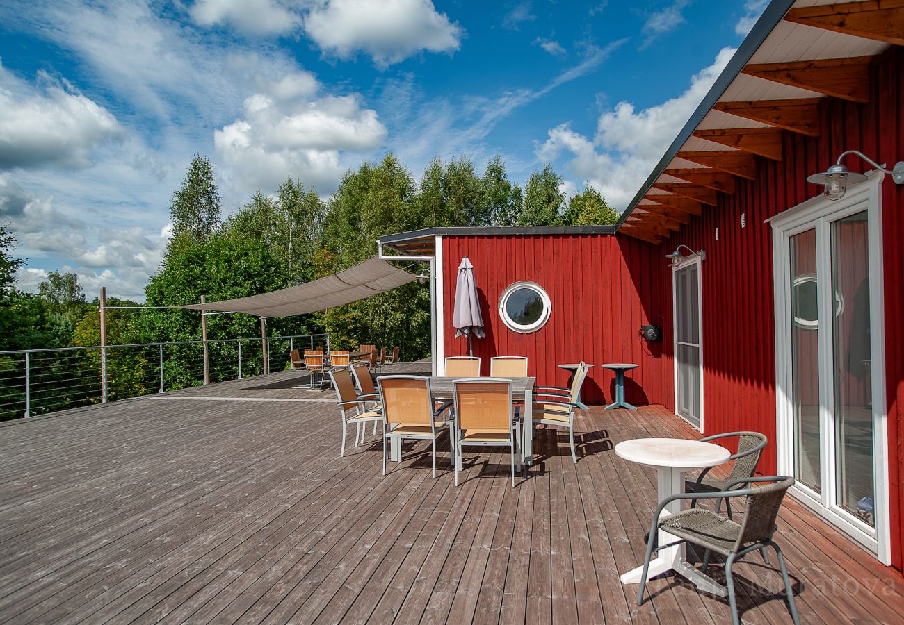 Stuga i Vissefjärda - Stort modernt semesterhus mitt i skogen och vid sjön med en enorm altan