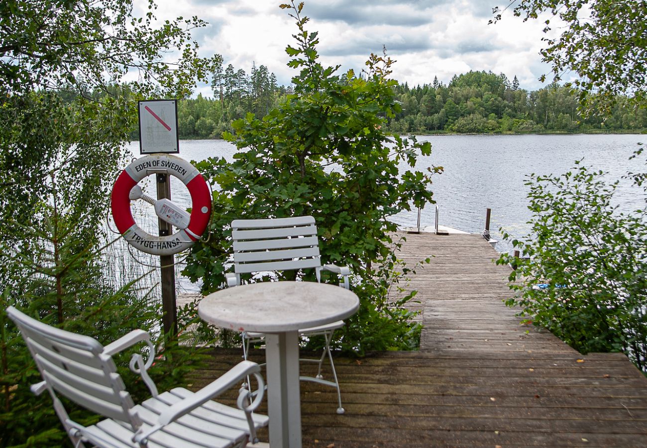 Stuga i Vissefjärda - Stort modernt semesterhus mitt i skogen och vid sjön med en enorm altan