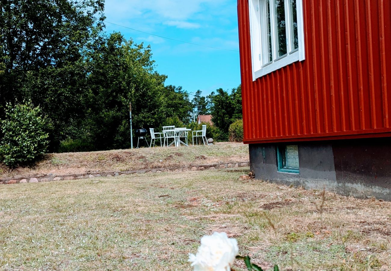 Stuga i Silverdalen - Rött småländskt hus i Silverdalen på landet