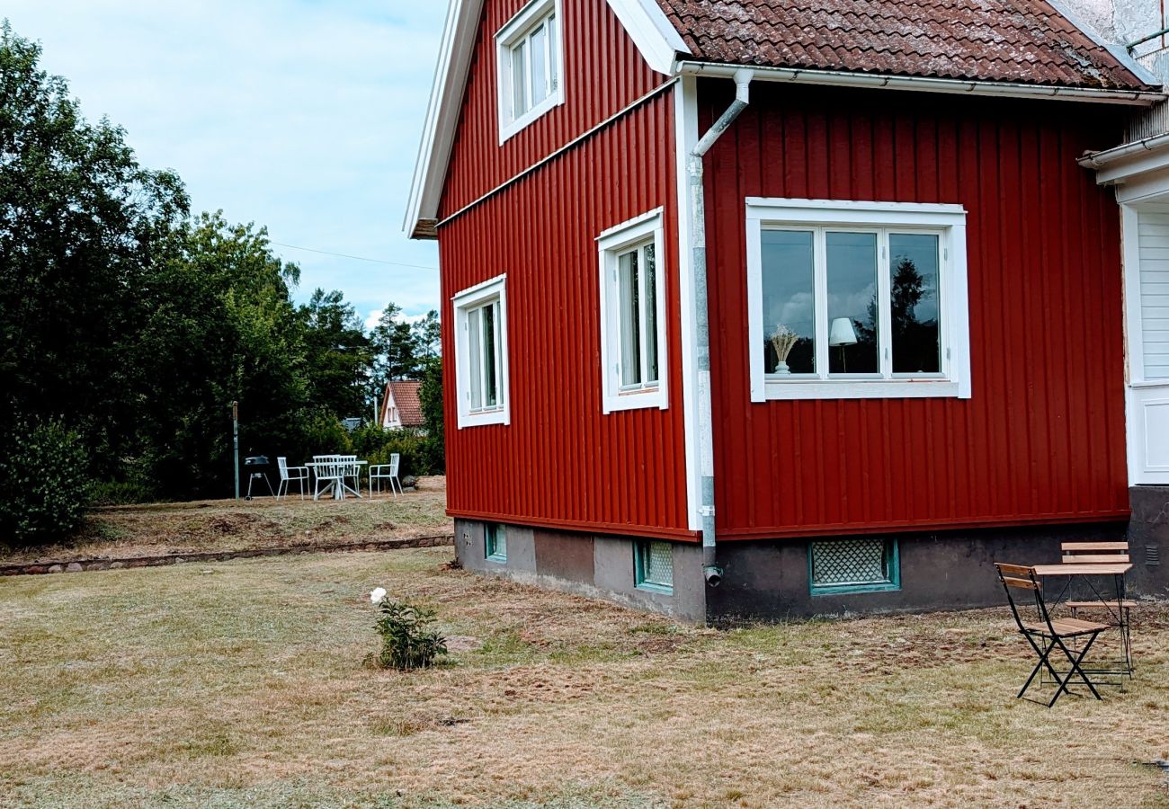 Stuga i Silverdalen - Rött småländskt hus i Silverdalen på landet